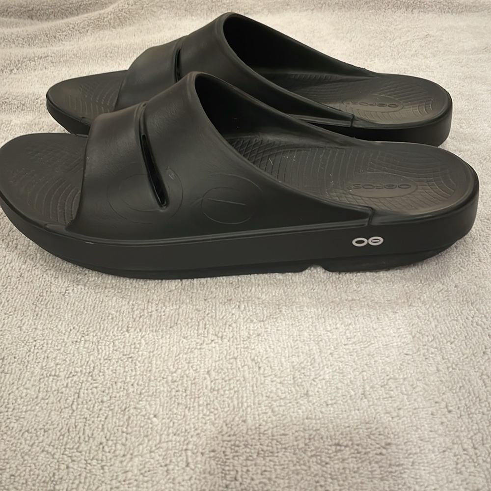 BRAND NEW Oofos Men’s - Size 12M black recovery slides. FREE shipping - Picture 2 of 4